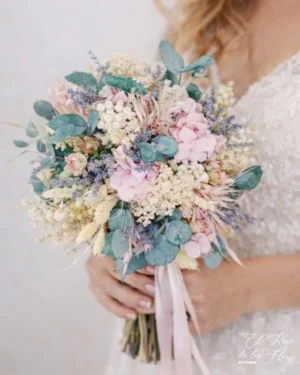 Ramo novia de flores secas y preservadas. Ramo de novia elaborado con flores secas y preservadas en tonos blanco, rosa claro y con predominio del eucalipto. Medidas aprox 23cm diámetro. Materiales utilizados Avena sativa rosa, eucalipto gris preservado, lavanda seca, Hortensia preservada rosa claro, risa de pitiminí rosa seca, variado de flores secas en tonls blanco y natural.