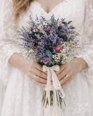 Ramo de novia con FLORES NATURALES QUE SECAN BIEN. En tonos lila, blanco y rosa. Materiales utilizados: Lavanda, paniculata, gomprhena, limonium y eucalipto preservado. Tamaño de diámetro 24cm aproximadamente.