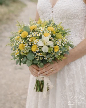 Marta, ramo de novia en flores naturales con gama de amarillos y blancos. De estilo silvestre. Materiales utilizados, craspedia, tanacetum, rosa pitimini, crisantemo santini, astroemelia, amimagus, solidalgo, trifern, eucalipto.