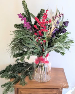 Ramo de verdes de navidad Ramo de verdes que se podrán secar o dejar en agua. Ilex natural, aveto, pino, tuja, eucalipto lila y rosa, stilgras dorado. 19,90€ Jarrón no incluido. Envuelto con papel Kraft verde. Medidas aprox 65cm altura x 50cm ancho. Ramo de una cara