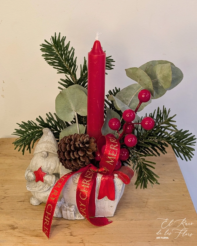 Centro mini NavidadPrecio 12,90€ Medidas altura máxima 22cm x base total 12cm x 7cm hondo Pino natural, eucalipto natural y piña natural. Bolitas rojas de plástico. Material de la base cemento.