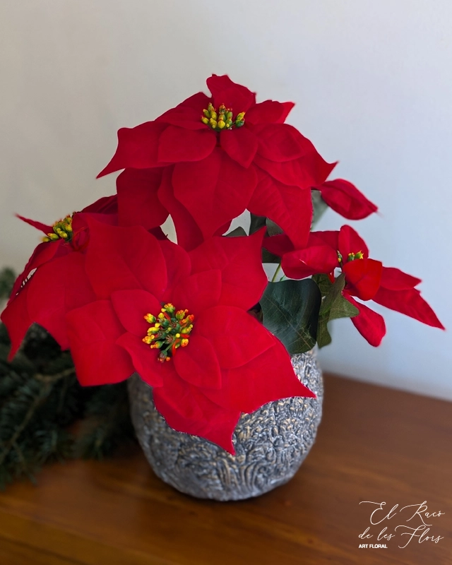 Ponsetia artificial con base de cerámica decorativa. Precio 19,90€ Medidas 30cm altura x 35cm diámetro flores x 14cm diámetro base