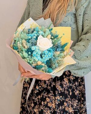 Bouquet de flores secas en tonos azul y rosa blanca preservada. Medidas aprox 24cm diámetro 30cm altura.