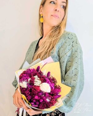 Bouquet de flores secas en tonos fucsia y rosa blanca preservada.