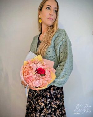 Bouquet de flores secas en tonos rosa y rosa roja preservada.