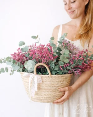 Cesta de tamaño grande, elaborada con eucalipto natural seco, limonium fucsia y Limonium seco. Medidas totales 55cm largo trabajo floral incluido, altura 40cm hondo 25cm