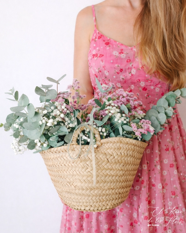 Cesta de mimbre con Paniculata blanca natural, Limonium y eucalipto natural seco