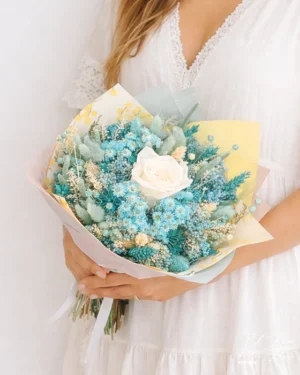 Bouquet de flores secas en tonos azul y rosa blanca preservada. Medidas aprox 24cm diámetro 30cm altura.