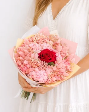Bouquet de flores secas en tonos rosa y rosa roja preservada.