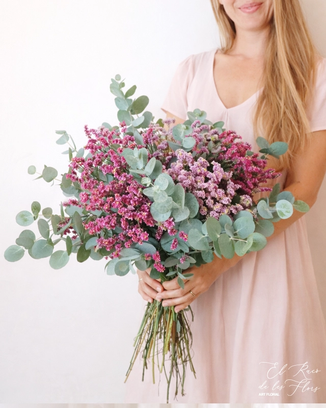 Ramo de flores naturales que secaran bien, compuesto por eucalipto natural i limonium