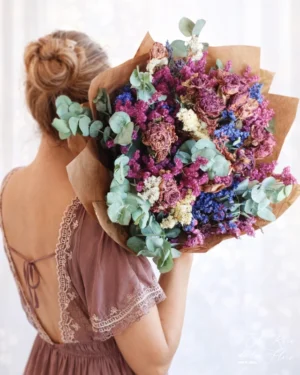 Ramo de flores secas y eucalipto natural que secará. Tamaño grande y combinado con rosa seca, Limonium de varios colores y eucalipto. Medidas aprox 43 cm diámetro x 50cm largo