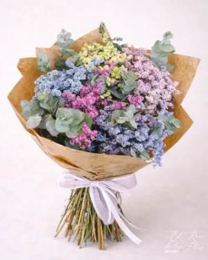 Ramo de flores secas y eucalipto natural que secará. Combinado de Limonium, rosa seca y lavanda seca. Tamaño grande, medidas 43cm diámetro x 50cm largo.