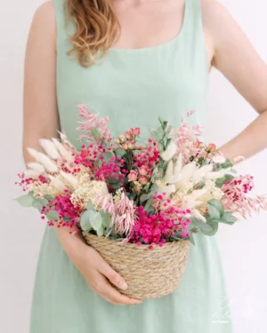 Abby, bonita cesta de estilo primaveral y campestre. Medidas totales 37cm x 46cm diámetro Medidas base mimbre 24cm diámetro Avena, paniculata preservada, laugurus, rosa pitimini seca, boom, eucalipto natural seco