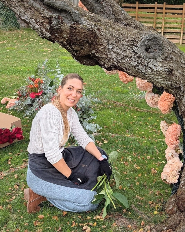 Soy Laia, florista desde los 19 años, después de formarme en una de las escuelas más prestigiosas del mundo, la Escola d’Art Floral de Catalunya. Me encanta mi oficio y en 2013 decidí abrir mi propia floristería en la pequeña localidad de Montmeló, donde nos hemos consolidado como negocio con esfuerzo y dedicación. Siempre pendientes de las nuevas tendencias, vamos incorporando nuevos productos y servicios a nuestra floristería.