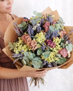Ramo de flores secas y eucalipto natural que secará. Combinado de Limonium, rosa seca y lavanda seca. Tamaño grande, medidas 43cm diámetro x 50cm largo.