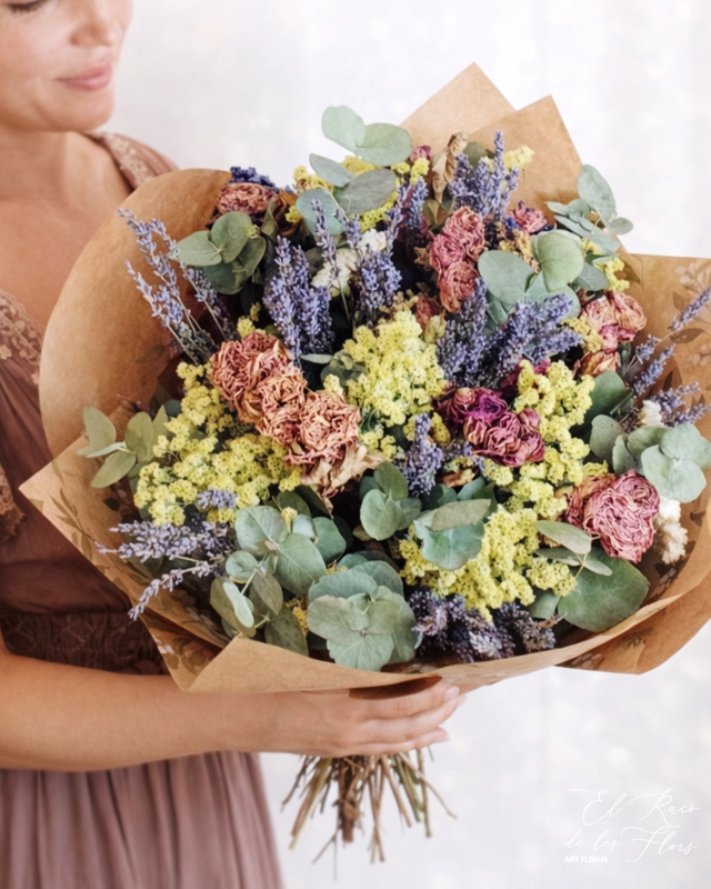 Ramo de flores secas y eucalipto natural que secará. Combinado de Limonium, rosa seca y lavanda seca. Tamaño grande, medidas 43cm diámetro x 50cm largo.