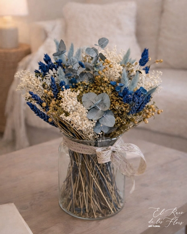 Bouquet de estilo primaveral en tonos verde, blanco y azul. Materiales utilizados broom, eucalipto preservado cinerera, espiga, lino, siempre viva.