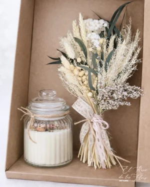 Vela aromática y ramo de flor seca