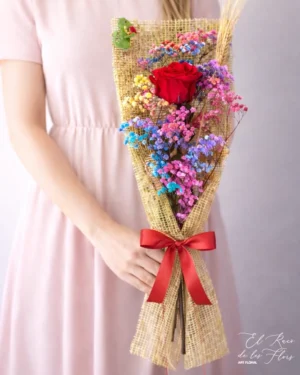 Rosa preservada y paniculata Sant Jordi, decorada con tela de saco y lazo de raso. Duración de hasta 5 años. Material natural con un tratamiento especial.