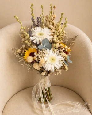 Ramo de novia estilo bouquet, espigado y despuntado. En tonos crema, amarillo, blanco y lavanda. Materiales utilizados: Girasol, gerbera, delphinium, panículata, lavanda, eucalipto