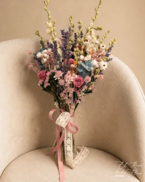 Ramo de novia flores secas y preservadas forma triángulo invertido en tonos rosa pálido, cereza, blanco y lavanda. Materiales utilizados: Rosita mini, delphinium,lavanda, margarita, Margaret, eucalipto.