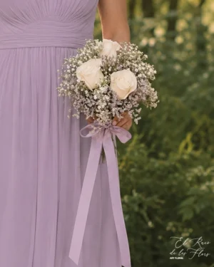 Bouquet NATURAL con tres rosas blancas, panículata y limonium rosa. Cinta de raso larga. Diámetro 17cm aprox