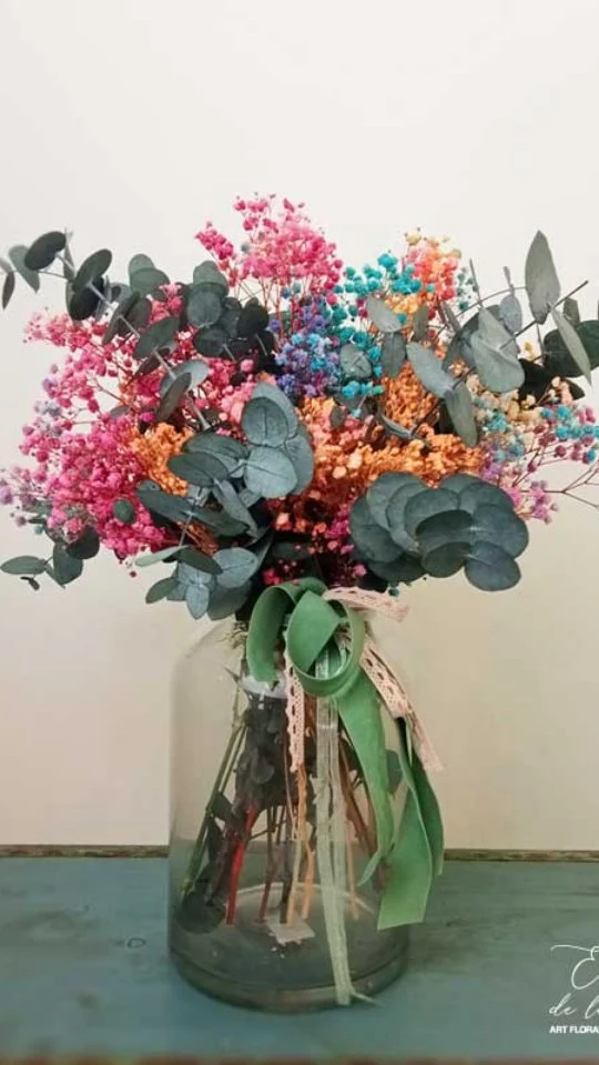 Jarrón HAPPY 💗😊

Solo dos materiales: 

Eucalipto preservado y paniculata arcoiris preservada.

Duración: hasta 5 años.

Disponible en tienda física y tienda online, link en la bío.

#happy #flowers #florist #floristeria #love #flores #boda