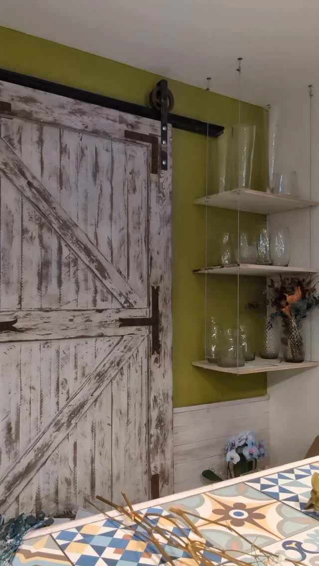 Ese jarrón perdido 😅

Toooodos tenemos ese jarrón muerto de asco en casa que no sabemos cómo decorar... 

Tráemelo y le doy un toque!

#flowers #florist #floristeria #love #flores #boda #deco #decohome