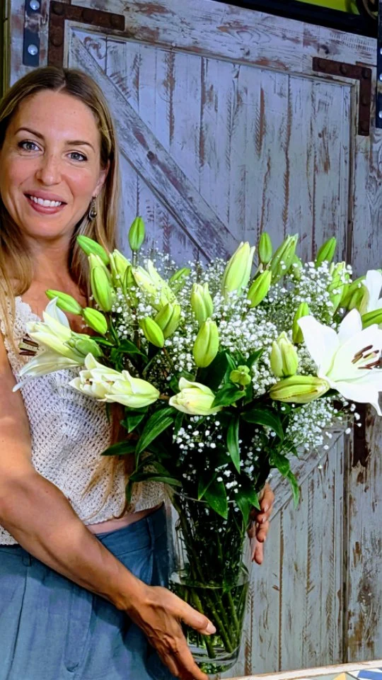 Floras para casa, el día de la boda 🏡🤍

Aiiiii que se te casa el hij@ y quieres que todo esté PERFECTO! 

Que mejor que unas flores frescas para que las fotos queden de 10! 

Mi consejo, unas flores blancas, y lo más sencillo posible 😊 

#flores #florist #flowers #bodas #love #boda #casarse #bride #novia #mum